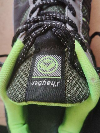 Zapatillas deportivas grises y verdes
