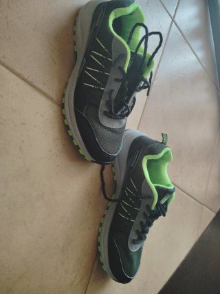 Zapatillas deportivas grises y verdes