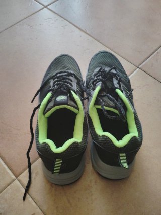 Zapatillas deportivas grises y verdes