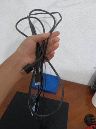 Consola PS4 con mando rojo y disco azul
