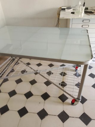 Mesa de oficina Ikea, cristal de 6mm opaco y metal