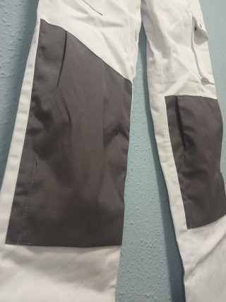 Pantalón de trabajo gris y blanco