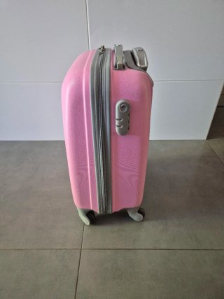 Maleta infantil rosa con candado