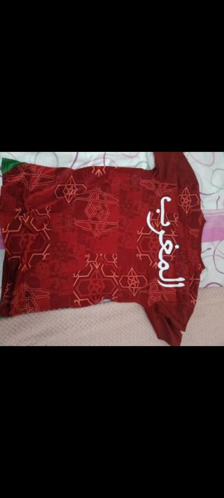 Camiseta roja con estampado