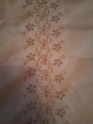 2 Colchas elegantes satinadas beige.10 euros una.