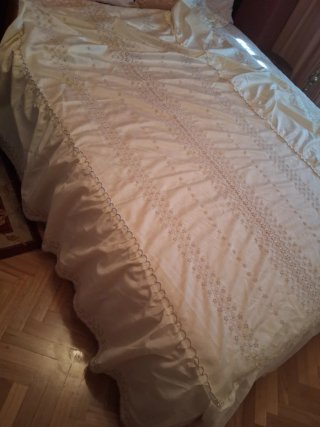 2 Colchas elegantes satinadas beige.10 euros una.