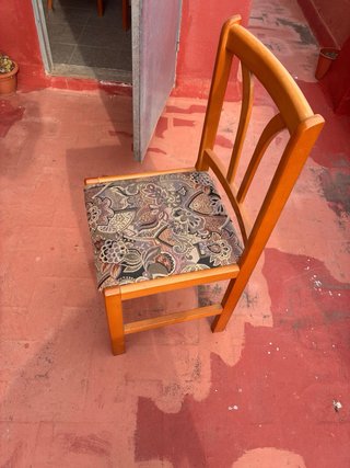 Silla de madera con asiento estampado