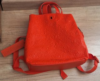 Mochila Desigual naranja relieve geométrico