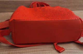 Mochila Desigual naranja relieve geométrico