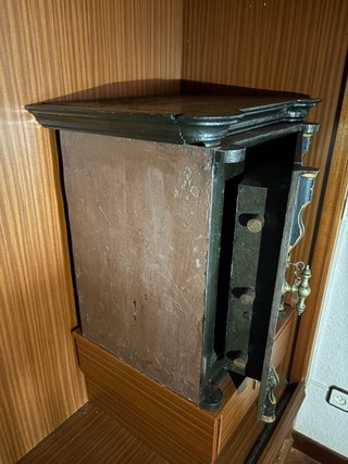Caja fuerte antigua decorada