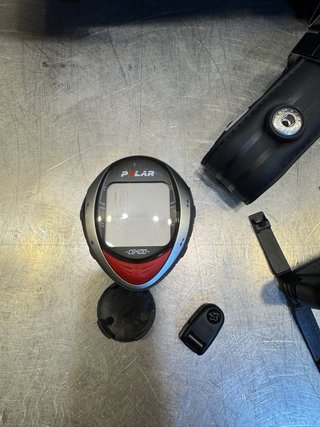 Polar CS400 con soporte roto(para piezas)