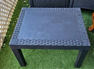 Terraza3 piezas. Sillon y mesa gris. Marca Maury’s