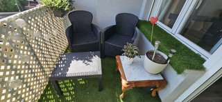 Terraza3 piezas. Sillon y mesa gris. Marca Maury’s
