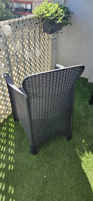 Terraza3 piezas. Sillon y mesa gris. Marca Maury’s