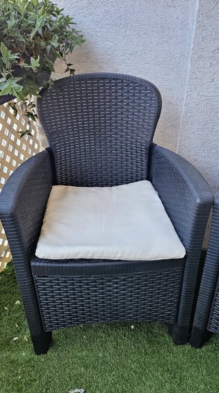 Terraza3 piezas. Sillon y mesa gris. Marca Maury’s