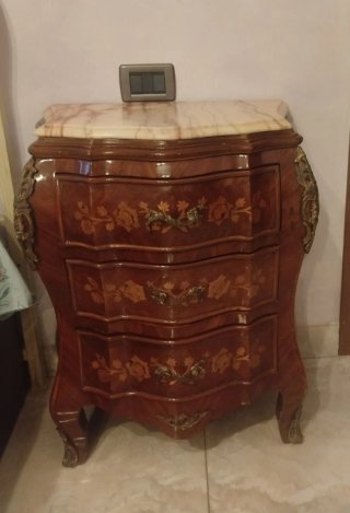 Eleganti Como e comodini con intarsi
