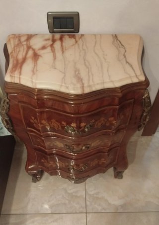 Eleganti Como e comodini con intarsi