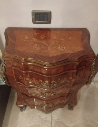 Eleganti Como e comodini con intarsi