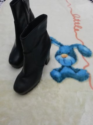 Botines negros con plataforma.