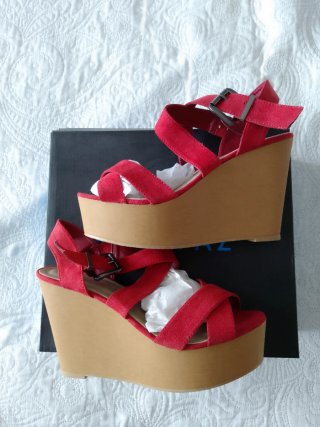 Sandalias Marypaz cuña rojas y beige