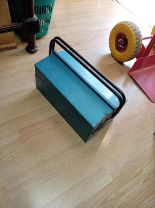 Caja de herramientas metálica azul