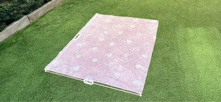 Alfombra infantil Lorena Canals rosa lunares
