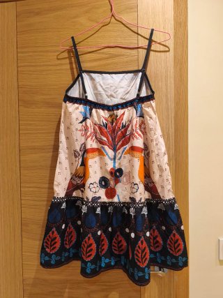Vestido estilo charlestón estampado aves