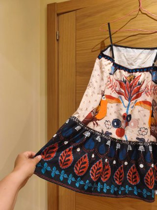 Vestido estilo charlestón estampado aves