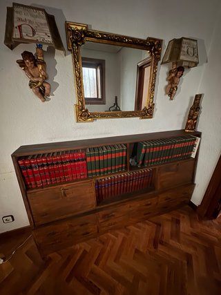 Librería de madera con cajones
