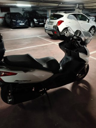 Kymco Superdink 125cc Negra y Blanca
