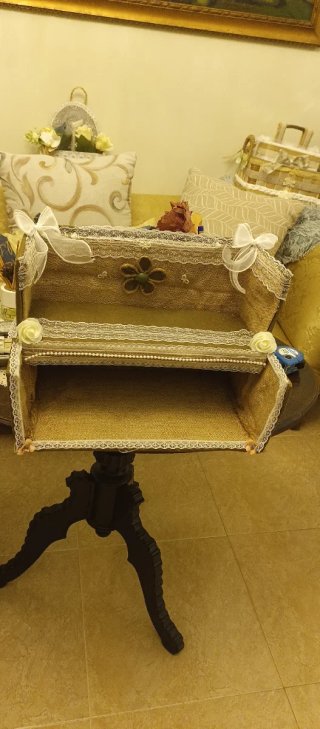 Estantería de mesa decorada