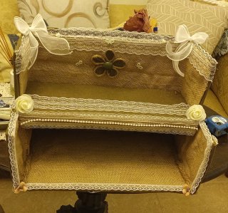 Estantería de mesa decorada