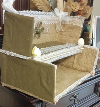 Estantería de mesa decorada