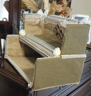 Estantería de mesa decorada