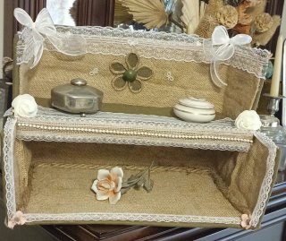 Estantería de mesa decorada