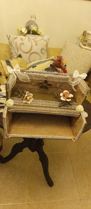 Estantería de mesa decorada
