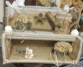 Estantería de mesa decorada