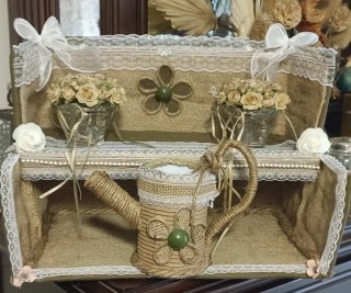 Estantería de mesa decorada
