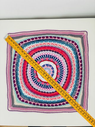 Tapete cuadrado crochet estilo mandala 26x26 cm.