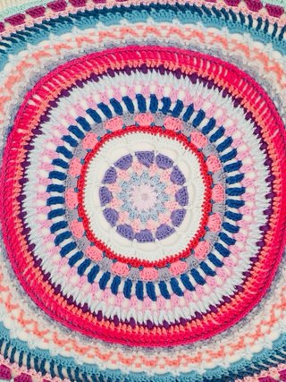 Tapete cuadrado crochet estilo mandala 26x26 cm.