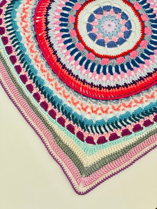 Tapete cuadrado crochet estilo mandala 26x26 cm.