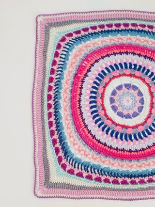 Tapete cuadrado crochet estilo mandala 26x26 cm.