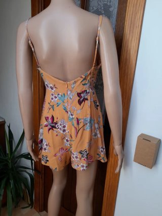 Mono corto escote con lazada y espalda al aire