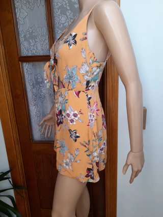 Mono corto escote con lazada y espalda al aire