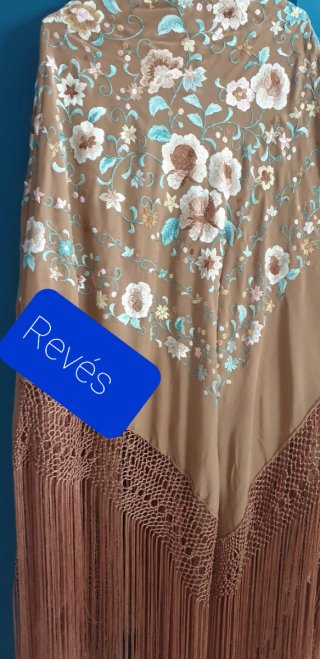 Mantón Manila, bordado doble cara, seda.
