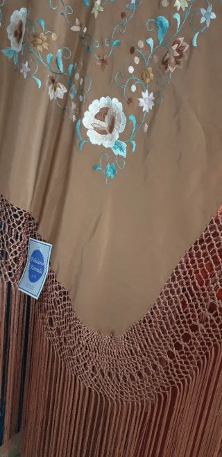 Mantón Manila, bordado doble cara, seda.