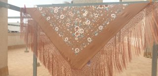 Mantón Manila, bordado doble cara, seda.