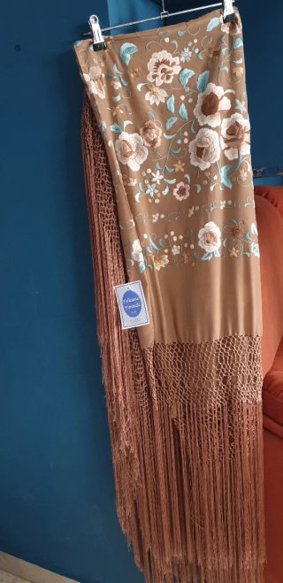 Mantón Manila, bordado doble cara, seda.