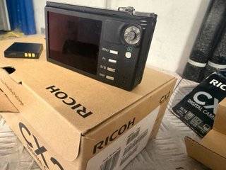 Ricoh CX2 Fotocamera Digitale da 9,1”