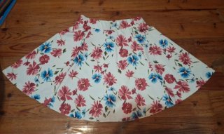 Falda corta vuelo floral